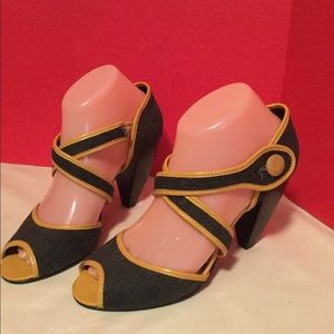 Colcci size 7M canvas strappy sandal block heel